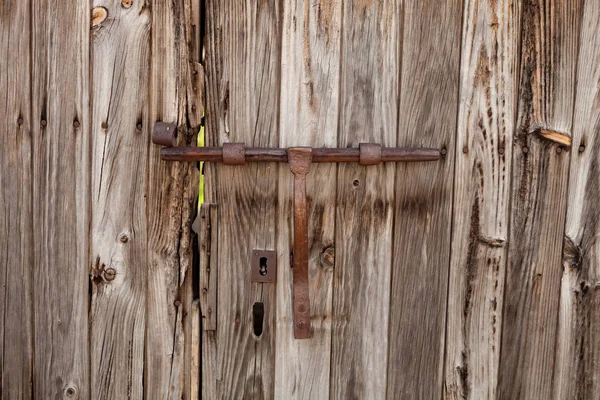 Roestige klink op oude houten deur — Stockfoto