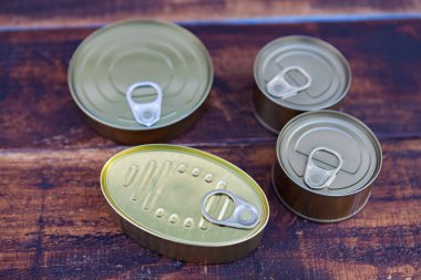 Rustik masada korur bidon