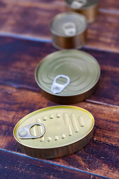 Latas de conservas sobre mesa rústica — Foto de Stock