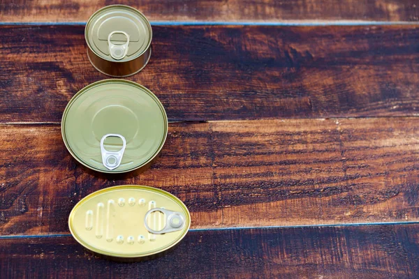 Latas de conservas na mesa rústica — Fotografia de Stock