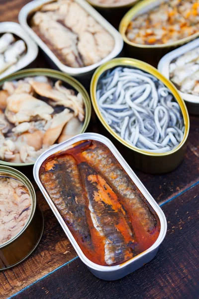 Sortimento de latas de frutos do mar abertas — Fotografia de Stock