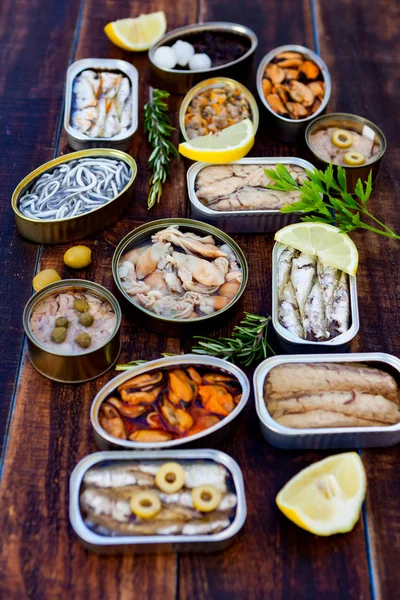 Асортимент відкритих банок для морепродуктів — стокове фото