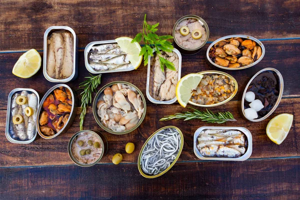 Ассортимент открытых банок с морепродуктами — стоковое фото