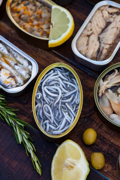 Sortimento de latas de frutos do mar abertas — Fotografia de Stock