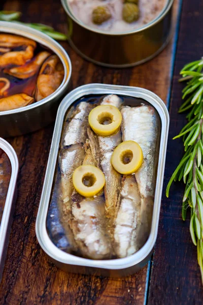 Sortimento de latas de frutos do mar abertas — Fotografia de Stock