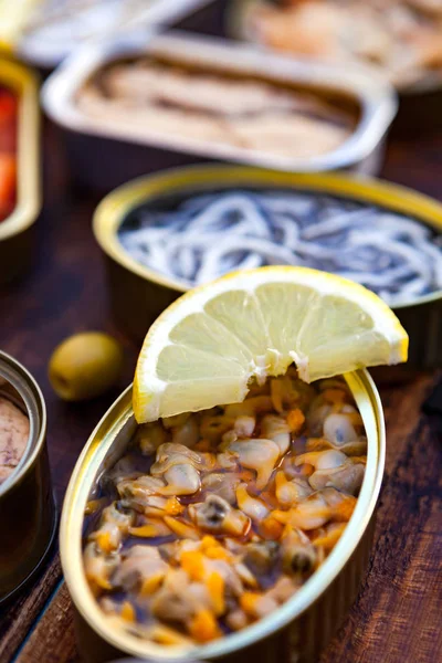 Sortimento de latas de frutos do mar abertas — Fotografia de Stock