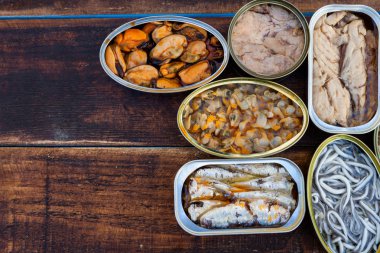 Açılan teneke kutular ile deniz ürünleri ürün yelpazesine