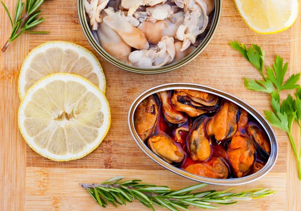 Diferentes mejillones en latas — Foto de Stock