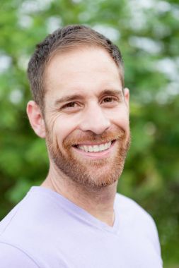 Casual sakallı adam Park