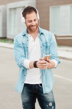 Casual adam açık havada dinleme müzik