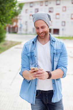 Smartphone kullanarak rahat moda adam