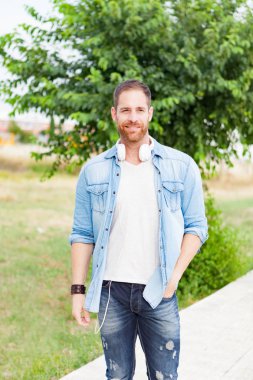 Casual adam beyaz kulaklık ile