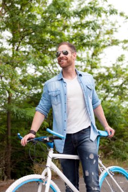 Yakışıklı adam binicilik bisiklet park