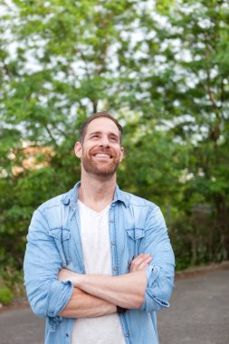 Casual adam parkta portresi