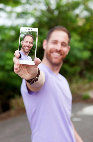 Lässiger Typ im Park macht Selfie — Stockfoto