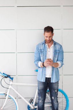 adamın yanında bisiklet ile hareket eden telefon