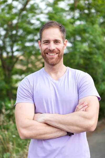 Casual bebaarde man in park — Stockfoto