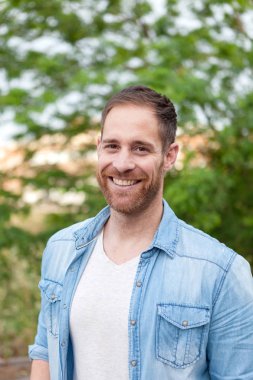 Casual sakallı adam Park