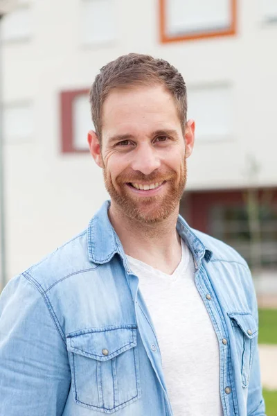 Casual man met denim overhemd — Stockfoto