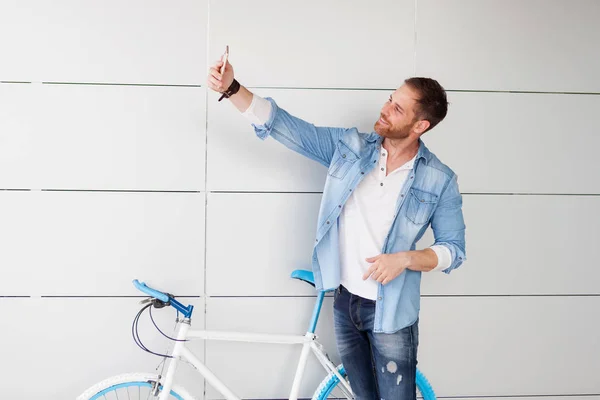 Mann mit Oldtimer-Fahrrad macht Selfie — Stockfoto