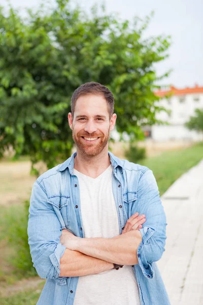 Casual man ontspannen in park — Stockfoto