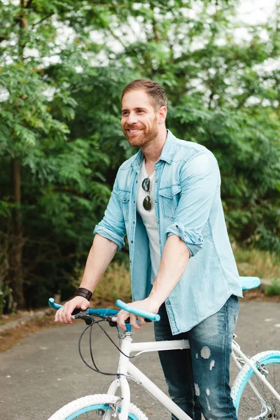 Man with bike in park — Stock Photo, Image