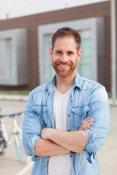 Casual man met denim overhemd — Stockfoto