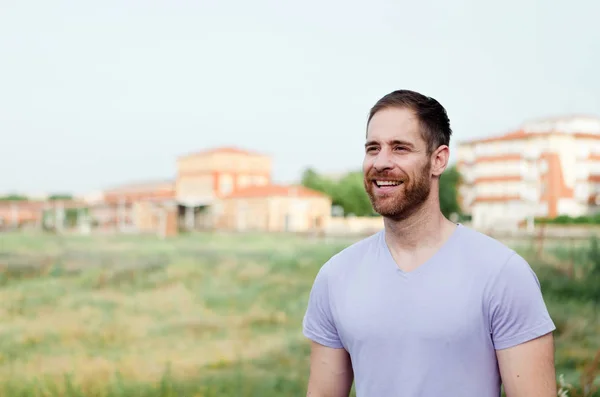 Attraente ragazzo felice con la barba — Foto Stock