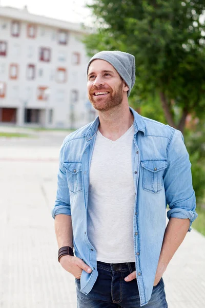 Casual man met denim overhemd — Stockfoto