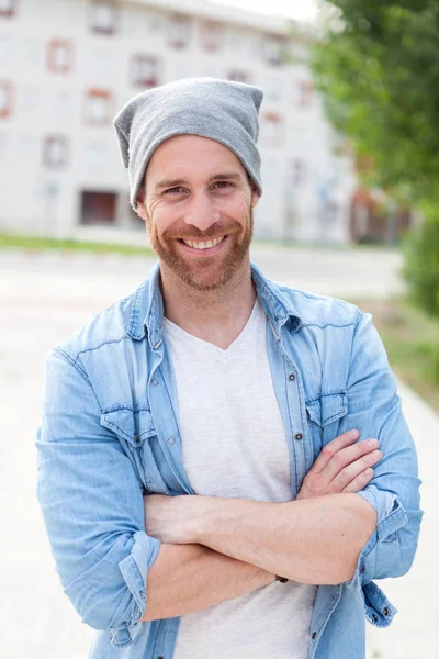 Casual man met denim overhemd — Stockfoto