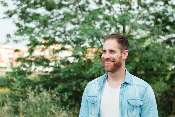 Casual man in park — Stockfoto