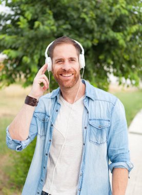 Casual adam denim giysileri ile