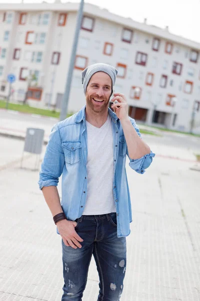 Casual cara falando por telefone — Fotografia de Stock