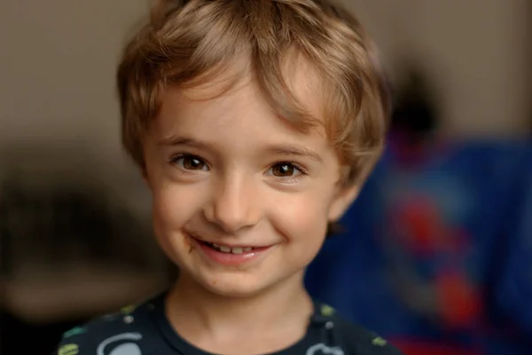 Niño divertido en casa — Foto de Stock