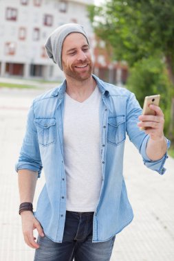 Rahat moda adam ile smartphone