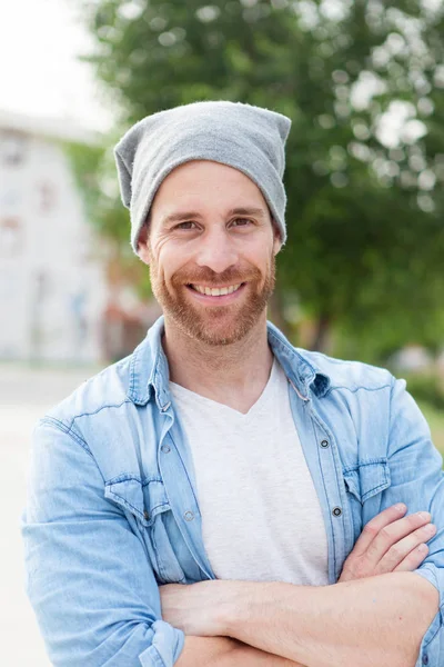 Casual man met denim overhemd — Stockfoto