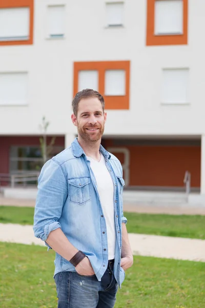 Casual ragazzo con camicia di jeans — Foto Stock