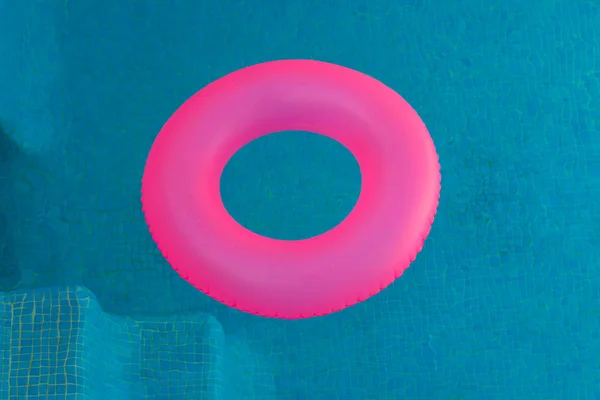 Flotador rosa en la piscina — Foto de Stock