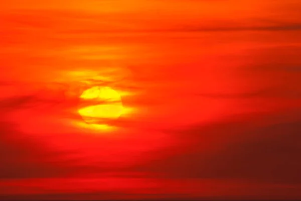 Roter, bunter Himmel bei Sonnenuntergang — Stockfoto
