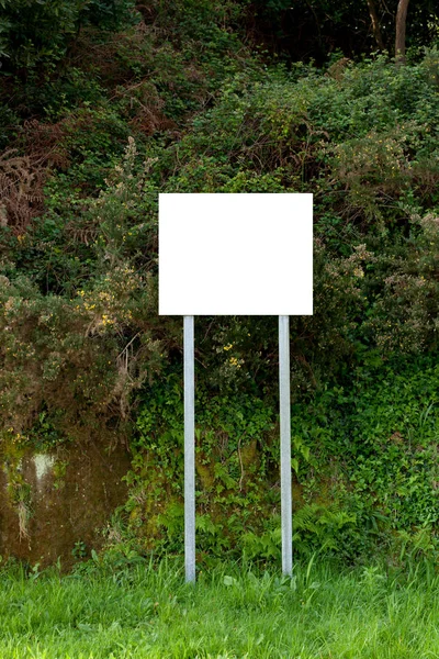 Banner em branco para publicidade no prado verde — Fotografia de Stock
