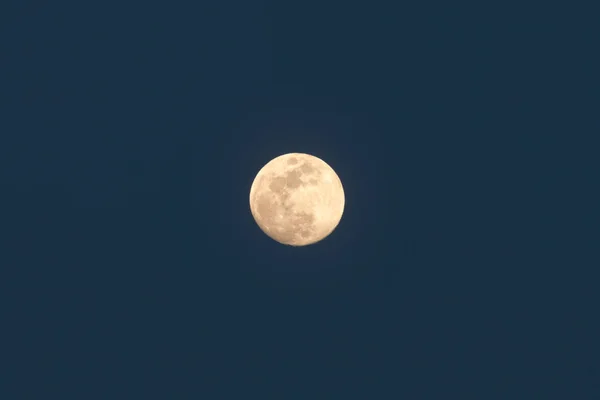 Luna llena en el cielo oscuro — Foto de Stock
