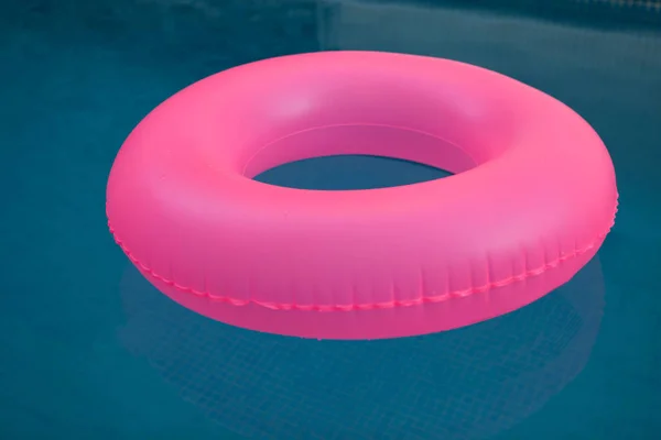 Flutuador rosa na piscina — Fotografia de Stock