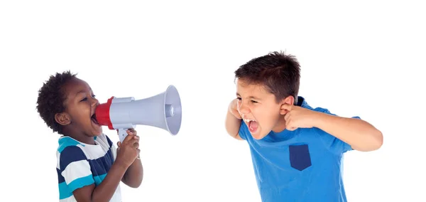 Menino gritando através de megafone para amigo — Fotografia de Stock