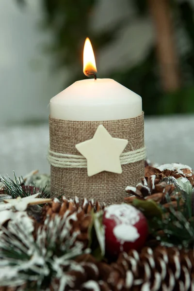 Різдвяна свічка як прикраса будинку — стокове фото