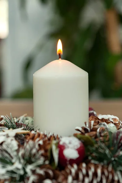 作为家居装饰的圣诞蜡烛 — 图库照片