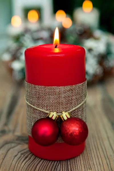 Χριστουγεννιάτικο κερί ως αρχική διακόσμηση — Φωτογραφία Αρχείου