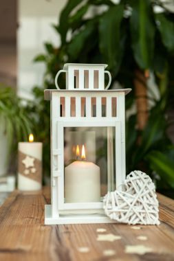 Ev dekorasyon olarak Noel mumlar