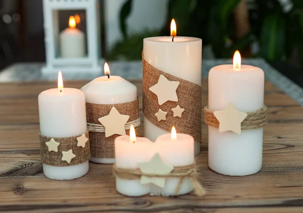 Velas de Navidad como decoración casera — Foto de Stock