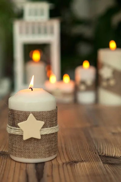 Kerst kaarsen als huisdecoratie — Stockfoto
