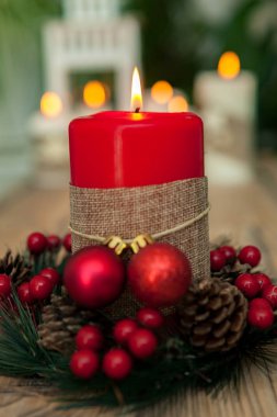 Noel için kırmızı mum